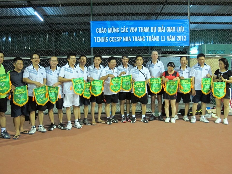 Giao luu Tennis voi Doan cong tac WB 2012.jpg